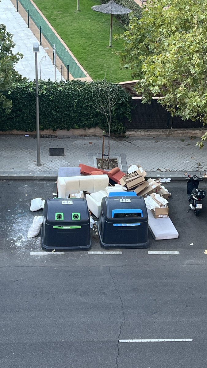 Hola <a href="/Lineamadrid/">Línea Madrid</a> Así están los contenedores de la calle golfo de salónica 63. Espero que con lo que se recauda del impuesto de Residuos esté recogido en breve...