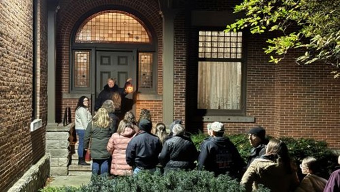 GreaterOhio's tweet image. Spiegel Grove isn’t just a library—it’s a 25-acre park with walking trails, historic buildings, and the final resting place of the Hayes. Visit in November to take part in a lantern tour full of paranormal stories followed by a campfire and hot chocolate! #GOPCThread