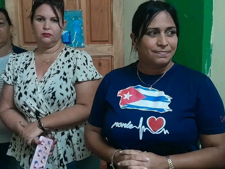 ZairaDiazR's tweet image. La #AsambleaMunicipal del #PoderPopular #Mayari realizó entrega de donativo para insumos de limpieza en el Hospital Docente Mártires de Mayarí con el objetivo de mejorar las condiciones en el servicio de limpieza.
#HonorHolguinero