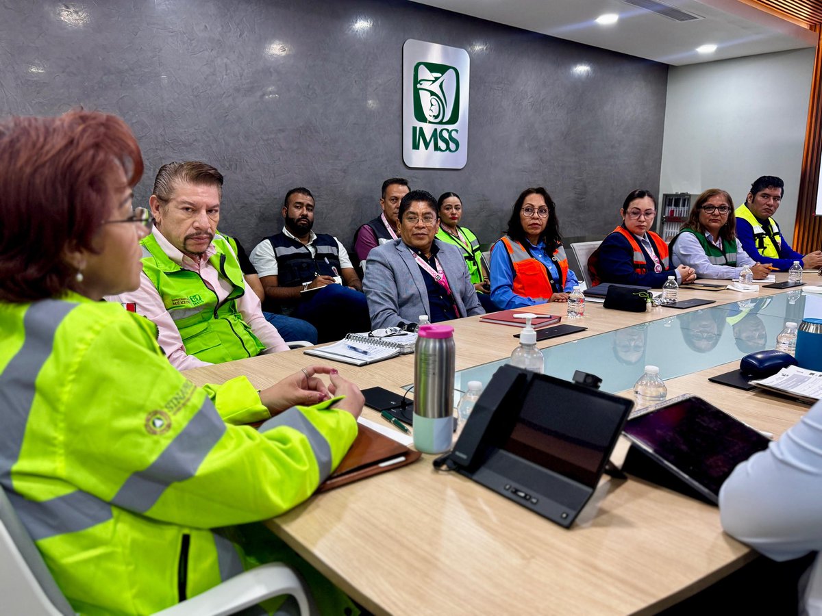 👷🏽👷🏻‍♀️ #IMSSGuerrero llevó a cabo la Sesión Extraordinaria de #ProtecciónCivil, donde se revisaron sistemas meteorológicos, avances de programas y se afinaron los detalles del simulacro por inundación que se realizará en el complejo delegacional. 🌦️ 📋💧