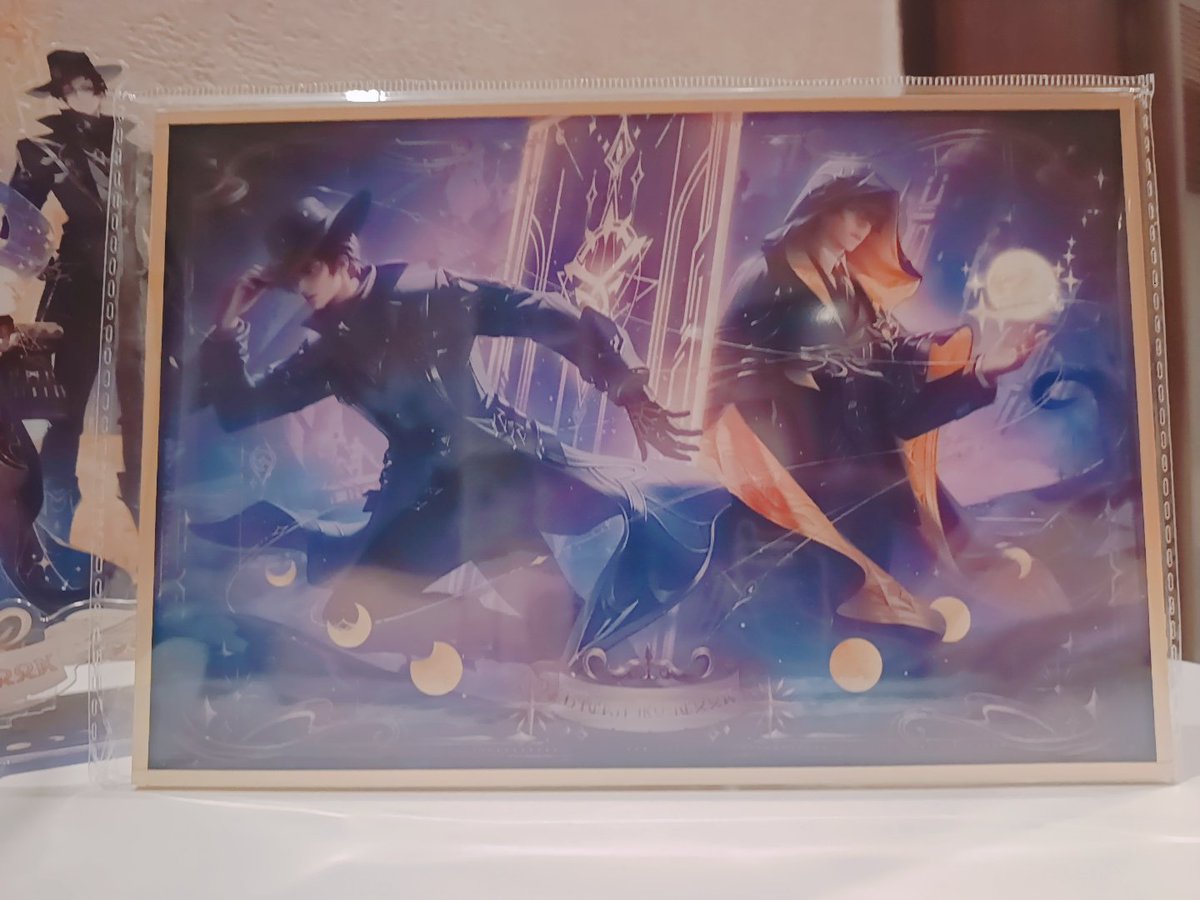 iveathe's tweet image. got my lotm merch today!
and i've got random card - dunn!! i'm happy, i love him 🥹 and this stand is BIG... i think i need leonard too... i shouldn't separate them