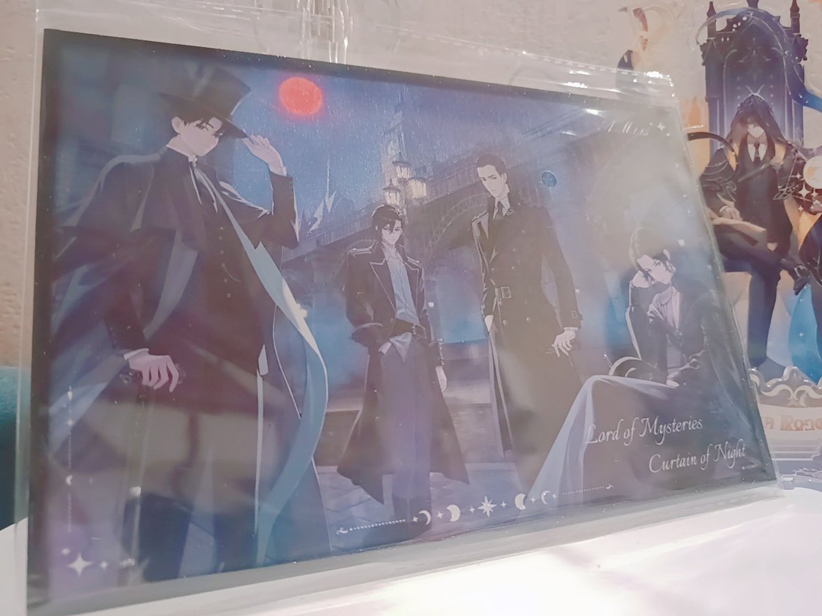 iveathe's tweet image. got my lotm merch today!
and i've got random card - dunn!! i'm happy, i love him 🥹 and this stand is BIG... i think i need leonard too... i shouldn't separate them