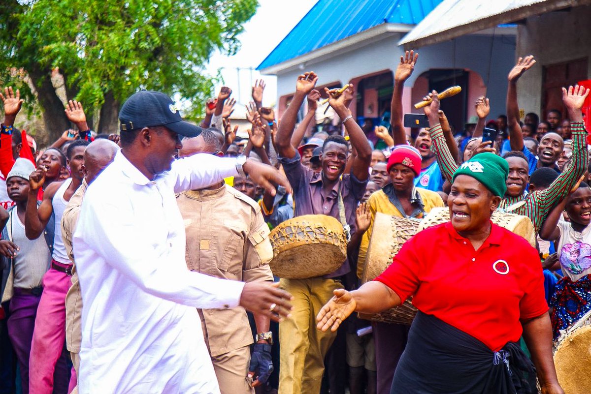 Mgombea Uraisi kupitia CHAUMMA Mh.Salum Mwalim Leo October 24,2025 Ameendelea na Kampeni za kuomba ridhaa wananchi wa Kata  Sisiyo, Jimbo la Maswa Magharibi Mkoani Simiyu akiambatana na Mgombea Ubunge Jimbo Maswa Magharibi  Ndg. John Shibuda. 
#UwakilishiMakini 
#Chaumma2530