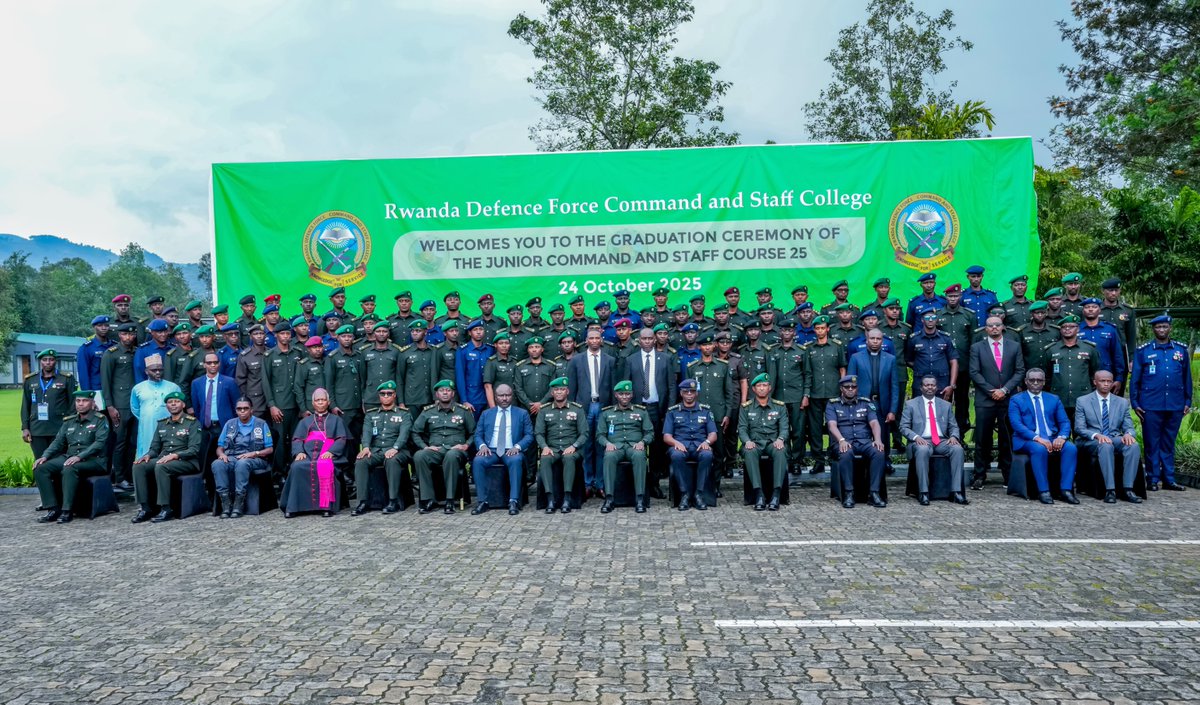 Abofisiye 75 barimo 71 bo mu Ngabo z’u Rwanda (RDF), babiri ba Polisi y’u Rwanda (RNP), na babiri b’Urwego rw’Igihugu rushinzwe Igorora (RCS) bagize Icyiciro cya 25, uyu munsi barangije amasomo ajyanye n'imiyoborere y'ingabo n'izindi nshingano zo mu biro (Junior Command and Staff