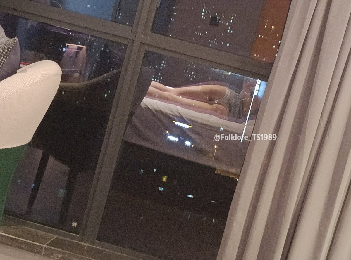 翻到好玩的镜子图，偶然发现这个玻璃反光看着挺好看，更意外的是用手机拍很亮很清晰😼
(肉眼看反而有丢丢灰蒙蒙~

•┈┈┈┈┈┈┈★┈┈┈┈┈┈┈•
#小圈 #纯实践 #spanking #sp #男主 #女贝 #惩戒   #訓戒です  #찰싹때리기 #スパンキング #羞耻 #管教 #调教 #惩罚 #brat   #Aftercare