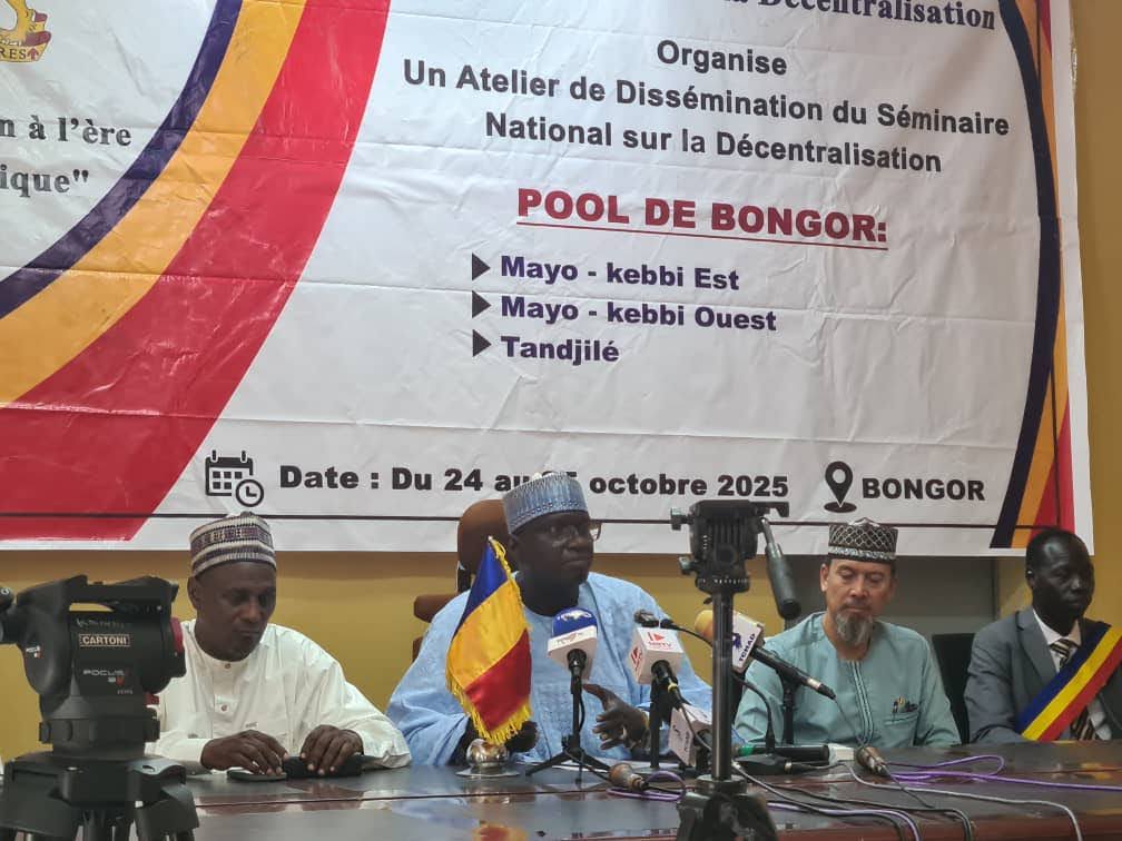 FrancisUNDP's tweet photo. Bienvenue à Bongor, dans la province du Moyen Kebbie Est, où la caravane de sensibilisation à la décentralisation poursuit son cours. Le ministre d'État partage la vision nationale et les enjeux avec les autorités locales. Il s'agit d'un travail fondamental et indispensable. https://t.co/t4er3s8wpA