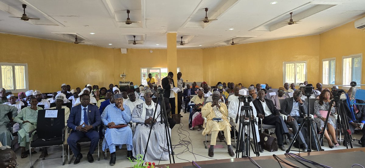 Bienvenue à Bongor, dans la province du Moyen Kebbie Est, où la caravane de sensibilisation à la décentralisation poursuit son cours. Le ministre d'État partage la vision nationale et les enjeux avec les autorités locales. Il s'agit d'un travail fondamental et indispensable.