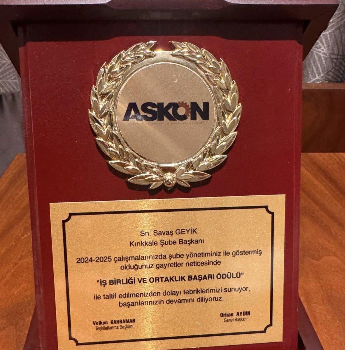 Askon 13. Dönem 2. Başkanlar Toplantımızda, <a href="/askonkirikkale/">ASKON KIRIKKALE 🇹🇷</a> Şubesi olarak "İş Birliği ve Ortaklık Başarı Ödülü"nü Genel Başkanımız Sn. Orhan Aydın’ın elinden, tüm üyelerimiz adına teslim aldım.  Bu çok kıymetli ödül için Genel Başkanımız Sn. <a href="/orhanaydin/">Orhan AYDIN</a> ve Teşkilat Başkanımız Sn.