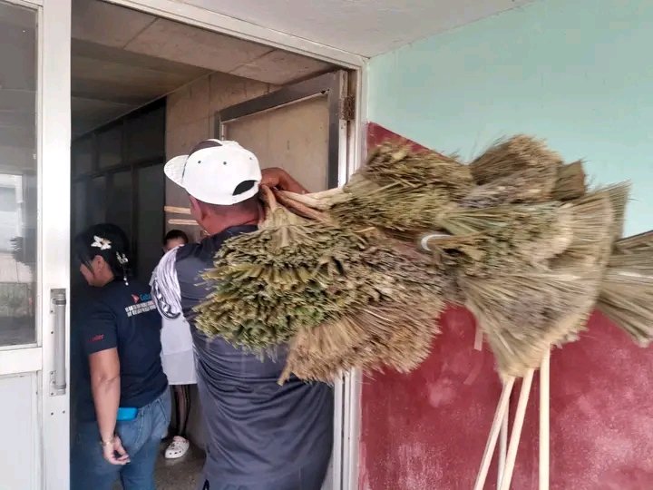 ZairaDiazR's tweet image. La #AsambleaMunicipal del #PoderPopular #Mayari realizó entrega de donativo para insumos de limpieza en el Hospital Docente Mártires de Mayarí con el objetivo de mejorar las condiciones en el servicio de limpieza.
#HonorHolguinero