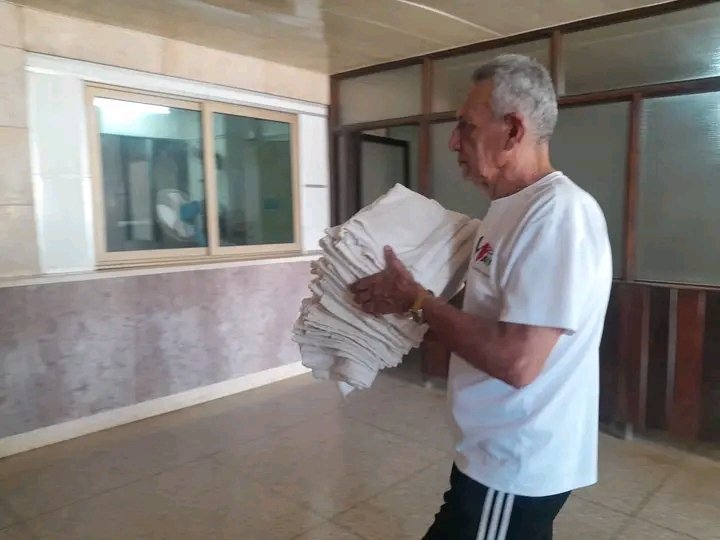 ZairaDiazR's tweet image. La #AsambleaMunicipal del #PoderPopular #Mayari realizó entrega de donativo para insumos de limpieza en el Hospital Docente Mártires de Mayarí con el objetivo de mejorar las condiciones en el servicio de limpieza.
#HonorHolguinero