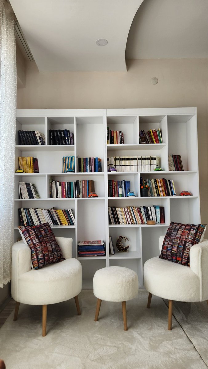 Bu da benim çocukluk hayalimdi ve gerçekleştiğinde çok mutlu olmuştum. Şimdi de rafları doldurmaya çalışıyorum  :)