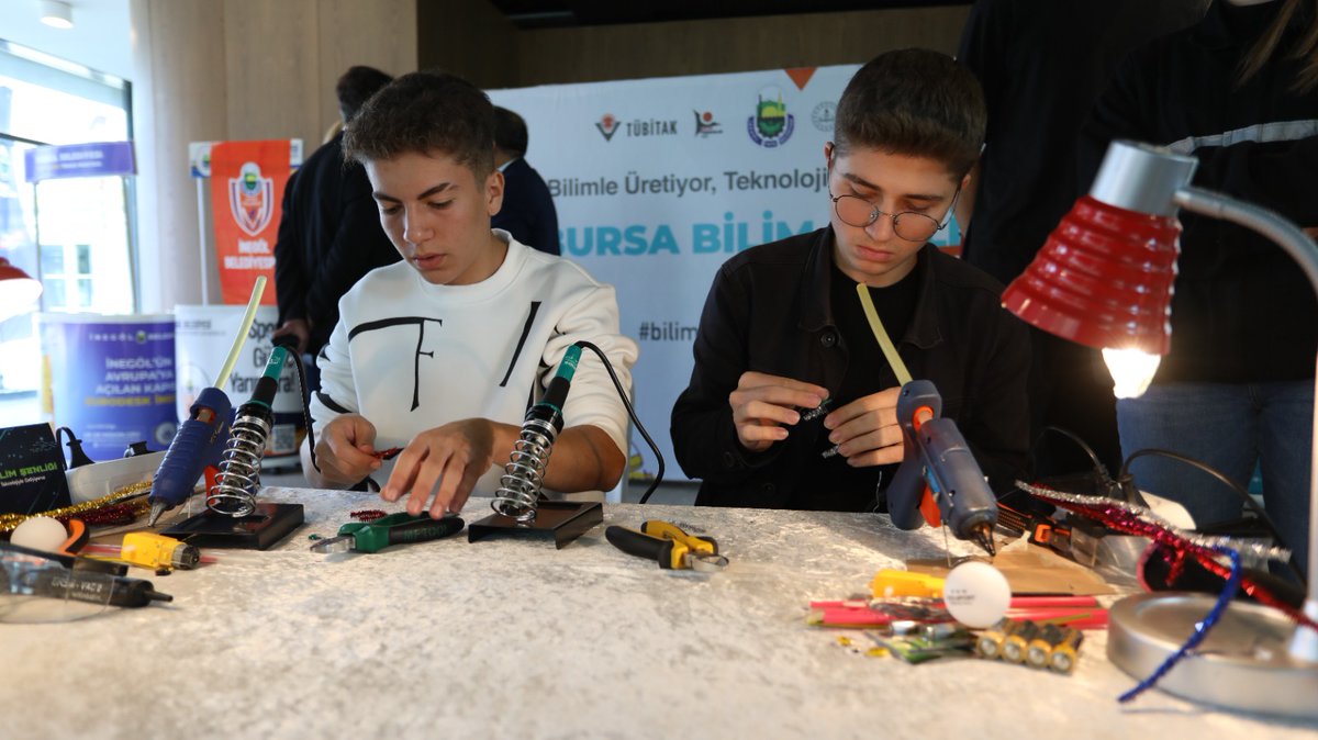 📌 “Bilimle Üretiyor, Teknolojiyle Gelişiyoruz”
TÜBİTAK 4007-Bilim Şenlikleri Destekleme Programı kapsamında düzenlenen Bursa Bilim Şenliği’nin ikinci günü, İnegöl’de çeşitli etkinliklerle devam ediyor.

İnegöl Belediye Başkanı Alper Taban ve İl Millî Eğitim Müdür Yardımcısı