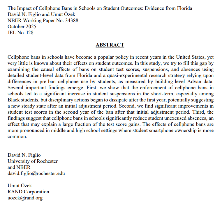 Los vetos al móvil en los centros aumentan los problemas de disciplina en el corto plazo — suspensiones +12% . Tras el ajuste llegan beneficios: +1.1 percentiles en pruebas en el 2º año y menos ausencias injustificadas. Impacto mayor en ESO/Bachillerato. Clave: gestionar la