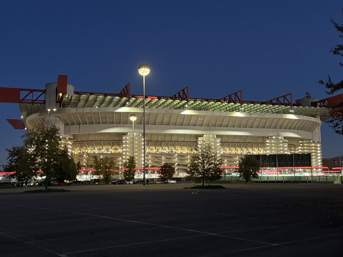 Ho visto San Siro per la prima volta di sera, nell’estate del 1978. Ero arrivato da due mesi all’Inter ed abbiamo giocato un’amichevole contro il Vicenza. Ho aperto la bocca e sono rimasto stupito. Mi era sembrata un’astronave aliena, tutta illuminata, enorme, altissima.Che paura