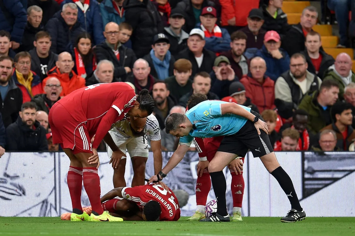 Solodee's tweet image. Mbeumo should’ve faced a retrospective red card for that clear, deliberate kick on Ryan Gravenberch’s ankle; an incident that’s now sidelined him.

But of course, the Oliver + England duo looked the other way, even after VAR showed it was intentional. 👎

#LFC #VAR #PremierLeague
