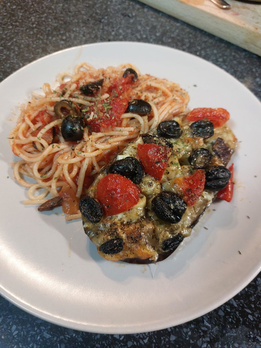 M_B_art's tweet photo. #baked #eggpplant #oliveoil #marjoram #basil #parsley #emmental #cheddar #granapadanocheese #tomatoes #olives #salt #groundpepper #pasta #tomatoes #garlic #onion #ilikecooking https://t.co/7dqDfBTtIw