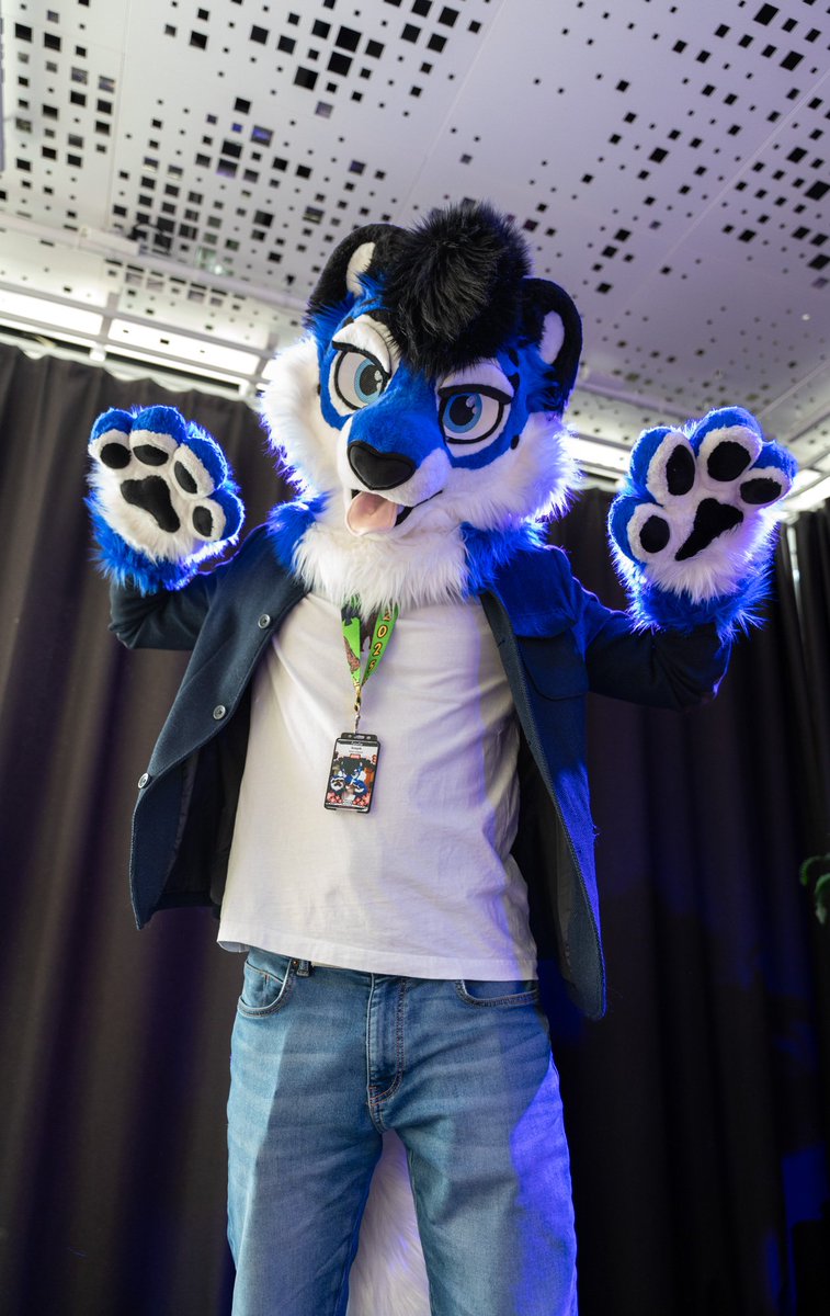 Snep, ready to pounce!

📸 <a href="/Leicies/">Leicies</a> 
🧵 <a href="/_gleepy_/">Gleepy</a> 

#furry #fursuit #fursuitfriday #FursuitEveryday