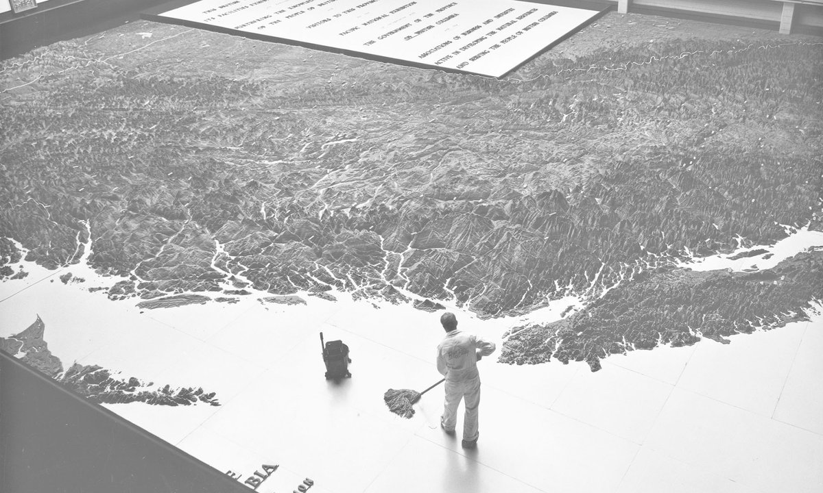 youwillmakemaps's tweet image. From 1947 to 1954 George Challenger and his family made an 80x76 ft. topographic map of British Columbia; ~1 million jigsawed + painted pieces of plywood