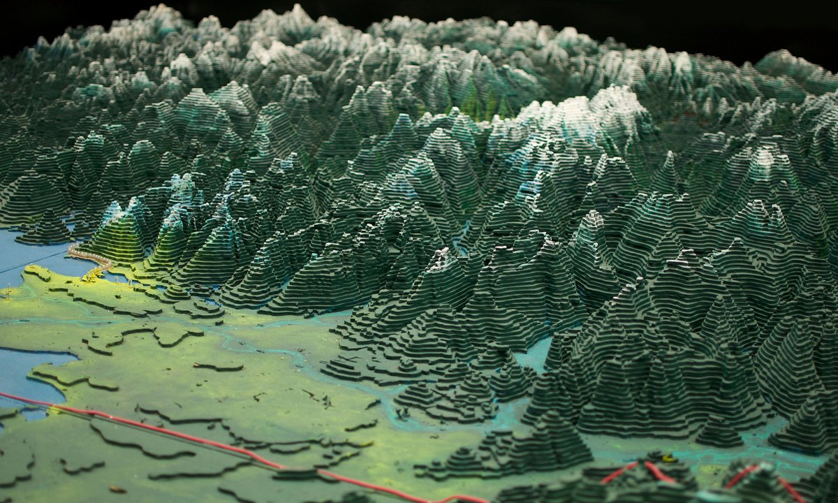 youwillmakemaps's tweet image. From 1947 to 1954 George Challenger and his family made an 80x76 ft. topographic map of British Columbia; ~1 million jigsawed + painted pieces of plywood