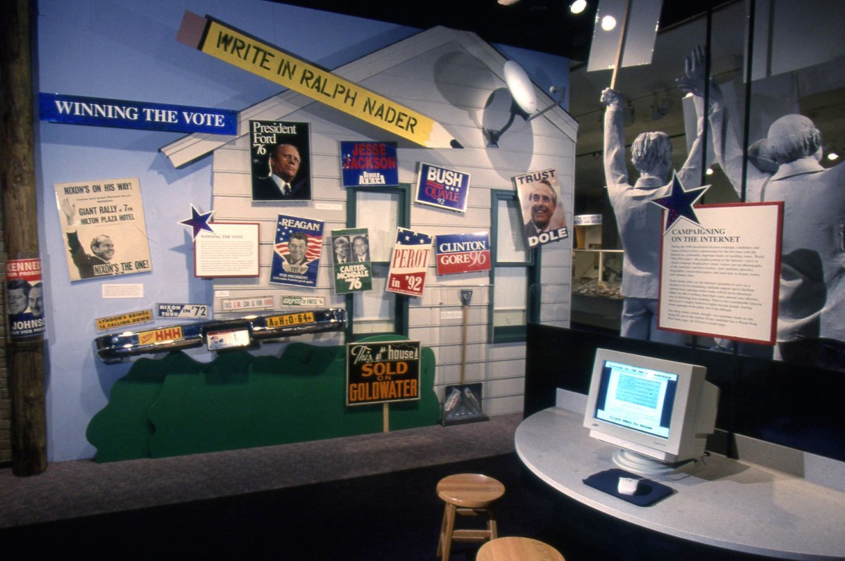 internetarchive's tweet image. 🧵 In 1996, the Smithsonian 📜 partnered with the fledgling #InternetArchive 🏛️ to create Web Archive 96—one of the very first web collections ever. A venerable institution &amp;amp; a digital preservation pioneer joining forces to preserve the 1996 U.S. presidential election online.…