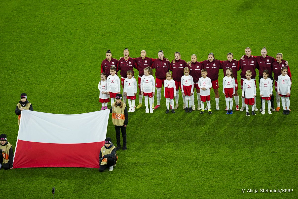 ⚽️ Mecz Polska - Holandia. Z trybun gdańskiego stadionu naszym piłkarkom kibicuje Małżonka Prezydenta RP Marta Nawrocka. 🇵🇱
