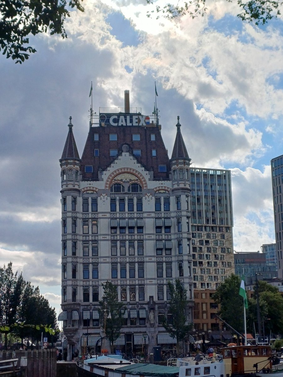 Beerw61x's tweet photo. Bij #fot_ktober van @jolandabrwr alles #met_de_letter_H
Rotterdam #hoog en #haven
Het Witte 'Huis', in 1898 met 43 meter, ooit het Hoogste gebouw in Europa.
De Euromast is met zijn 185 meter de Hoogste uitkijktoren van Nederland
De Zalmhaventoren is nu het #Hoogst in de Benelux https://t.co/105c4AxXNk