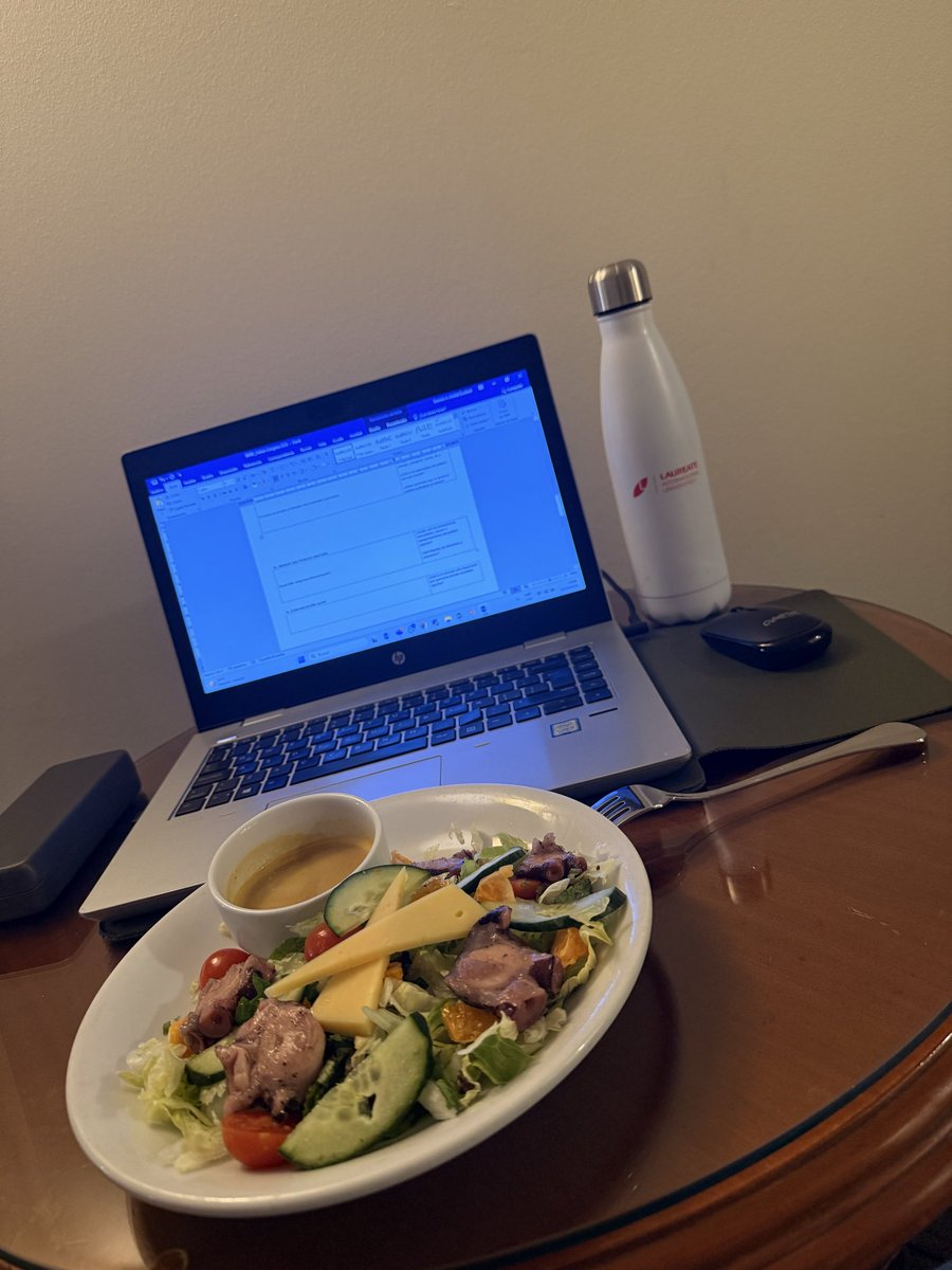 lessda's tweet image. No todo es felicidad… 
Viajar por chamba es comer en el hotel, mientras trabajas #odiocomersola