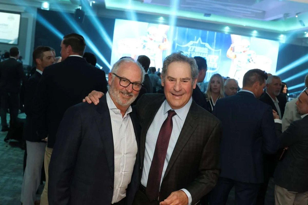 solowaywright's tweet image. SW was proud to sponsor the 27th Annual Ottawa Celebrity Sports Dinner supporting @soloway_jcc! NFL legend Brian Dawkins inspired a sold-out crowd, helping raise $340K+ for programs that strengthen our community. 📸@CarolinePhil
carolineinthecapital.ca/nfl-legend-bri…
#SolowayWright #GivingBack