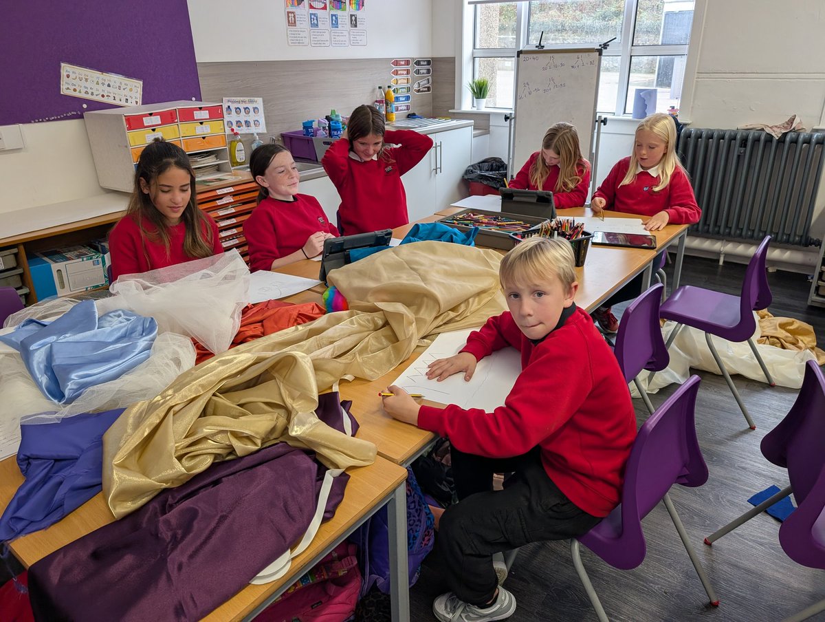 dalips_elc's tweet photo. We welcomed the return of ‘Options/Life Skills’ today! 🎉🥳

From P1 - P7, pupils enjoyed a fantastic range of activities. As we now also celebrate 'Family Fridays' with our shared school of Glenbarr PS, this made the re-launch even more special! 🥰

@abc_OCTF Lifelong Learners https://t.co/BSG6qZr7H5