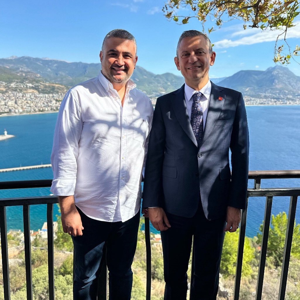 Cumhuriyet Halk Partisi’nin Genel Başkanı mahkemeden değil sandıktan çıkar.

Genel Başkanımız, milyonların desteği ve delegelerin açık iradesiyle seçilen Sn. Özgür Özel’dir!

CHP halktır, halkın dediği olur!

<a href="/eczozgurozel/">Özgür Özel</a>