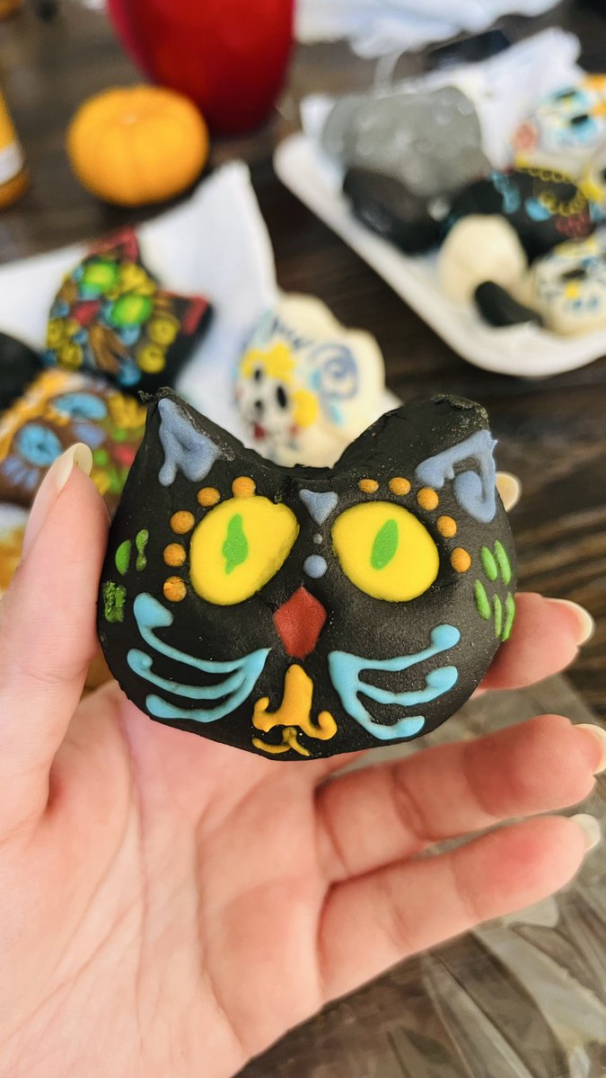 El 27 de octubre, las almas de nuestras mascotas son las primeras en regresar.

En <a href="/Casatapiasv/">Casa Tapia</a> las recibimos con nuestras calaveritas de azúcar en forma de animal, hechas a mano con el mismo amor con que ellos nos enseñaron a vivir.