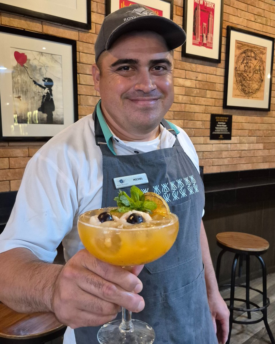 royalRSV's tweet photo. Today, Michel, our favorite bartender, is serving up a spooky treat for October! 👀✨
Monster Eyes — a creative mix of Campari, Limoncello, passion fruit, and lemon juice 🍋🍸
👉 Stop by and let Michel craft this special drink for you (additional cost applies). https://t.co/coAJrettJB