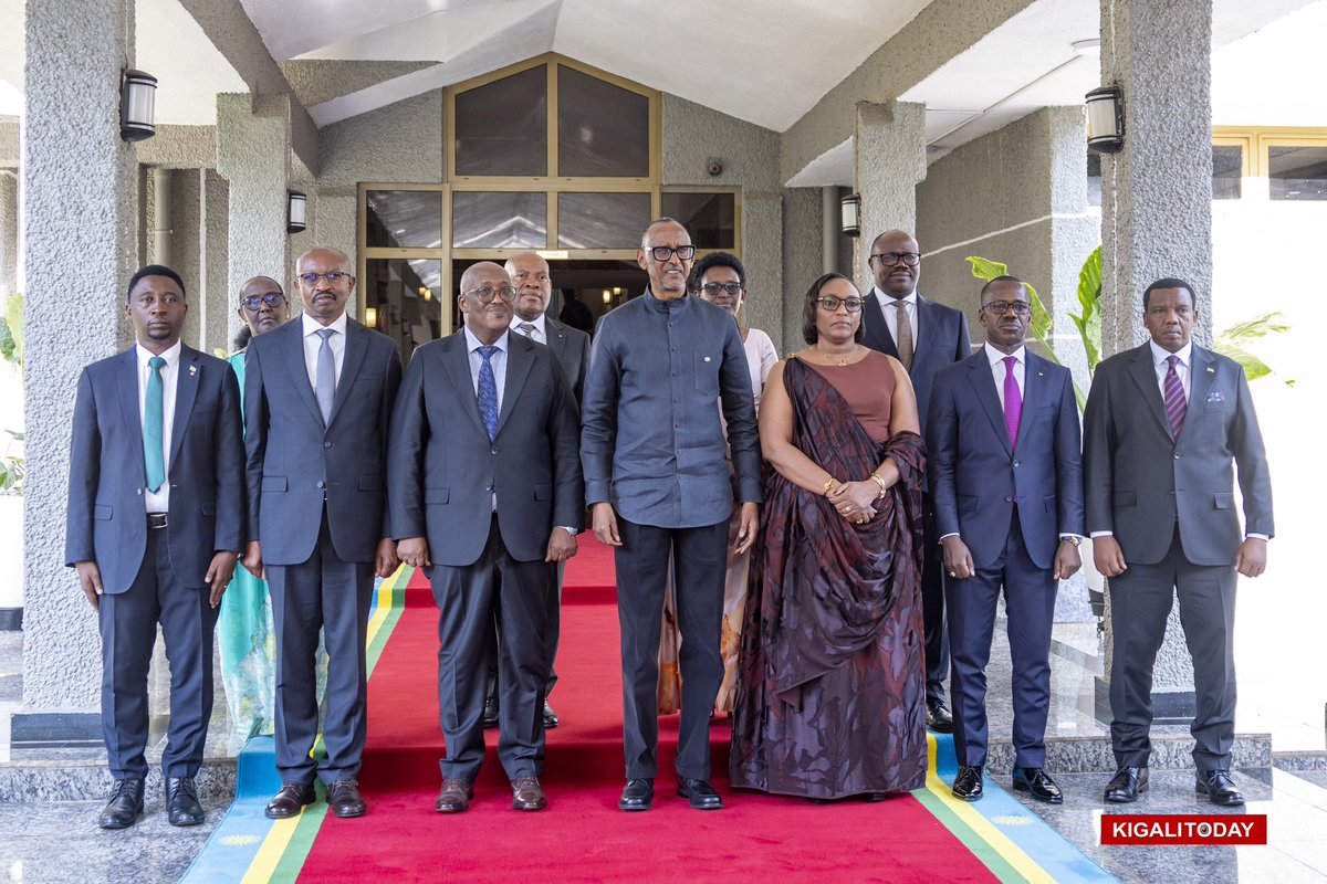 Perezida Kagame yakiriye Indahiro z'Abasenateri batandatu
flickr.com/photos/kigali-…