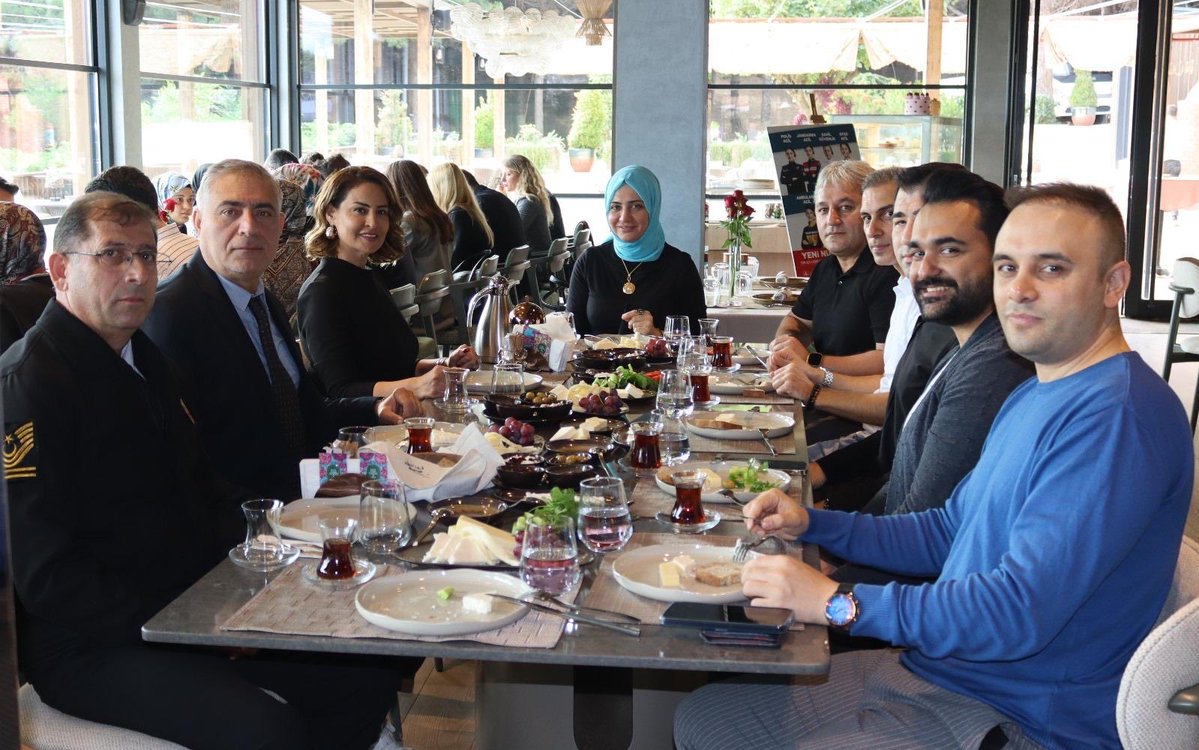 istanbul112acm's tweet image. 112 Acil Çağrı Merkezi Müdürlüğümüzün organizasyonuyla düzenlenen kahvaltı etkinliğinde, 112 ailesi olarak birlik ve beraberlik duygularımızı pekiştirdik ☕️✨
Kurum amirlerimiz, şef vekillerimiz ve personelimizin katılımıyla samimiyet ve ekip ruhu dolu keyifli anlar yaşandı.