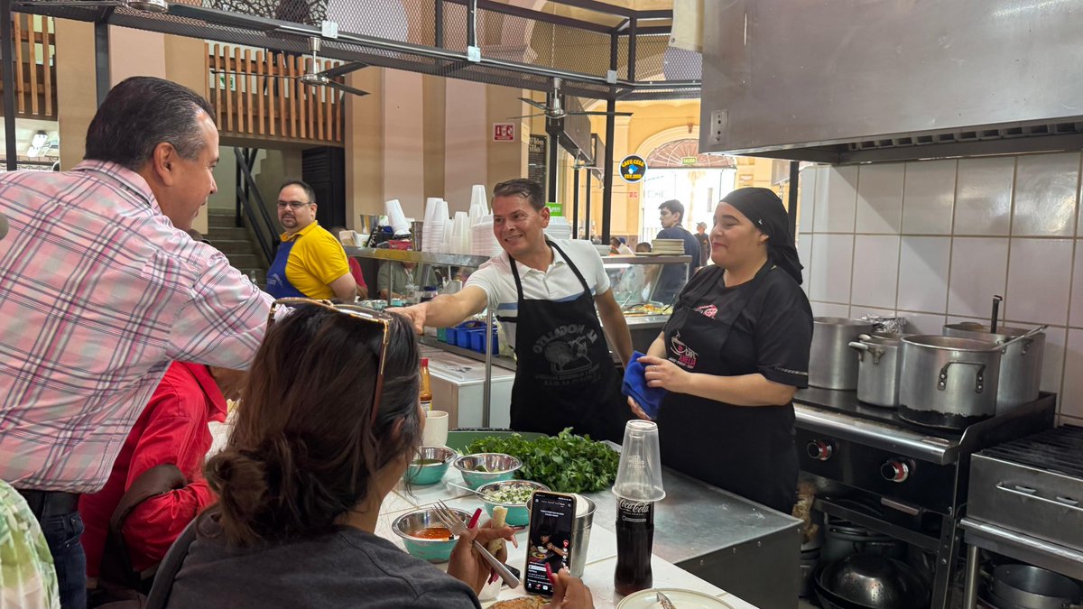 Qué gusto saludar esta mañana muy tempranito a mis amigas y amigos locatarios del Mercado Municipal del centro. ☕️

Junto a diversas áreas del <a href="/HermosilloGob/">Gobierno de Hermosillo</a> trabajamos para que cada local tenga certeza jurídica, mejores servicios y un entorno más seguro.

Porque el Mercado