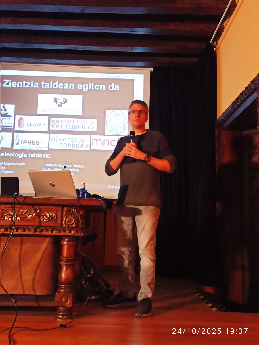 Hasi da Asier Gómez Olivenciaren hitzaldia. Gaurkoan ere Barrena jauregia beteta