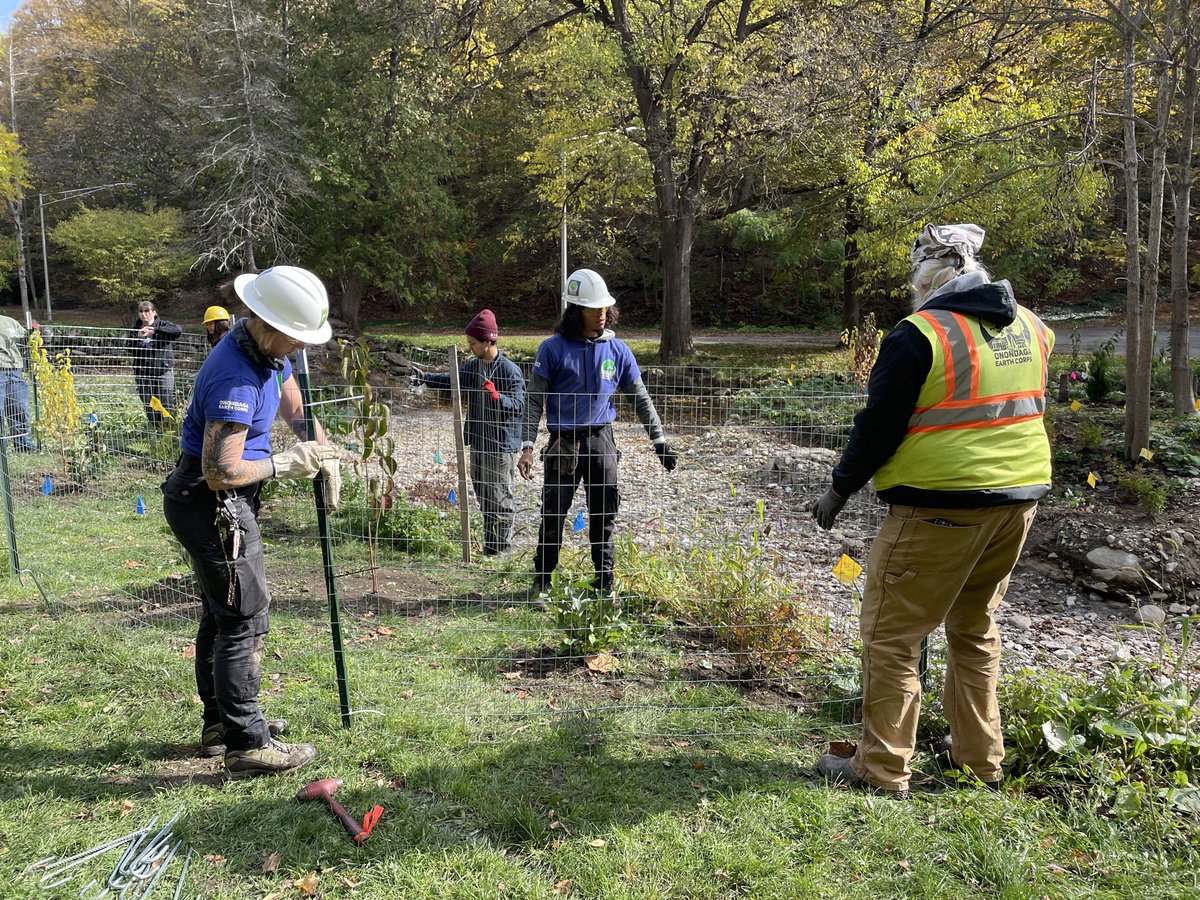 📷 #CorpsPhoto of the Week!

Last weekend, Onondaga Earth Corps gathered volunteers to plant 54 trees, 57 shrubs, and 32 herbaceous plants at Elmwood Park in Syracuse, NY.

See more photos from #ConservationCorps at corpsnetwork.org/news/photos-of…

#CorpsWork #FindACorps #JobsAtCorps