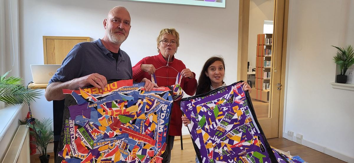 'Kleding gaat vaak te snel in de kliko'

Duurzame modeweek: zelf kleding maken van posters 'Schiedam 750'

<a href="/jwdeboer7/">Jan Willem de Boer</a>  <a href="/StKunstWerkt/">Stichting KunstWerkt</a>  <a href="/Schiedamviert/">Schiedamviert750</a>  <a href="/debiebschiedam/">De Bibliotheek Schdm</a>  <a href="/debiebopschool/">debiebopschool</a>  

deschiedammeronline.nl/artikel/detail…