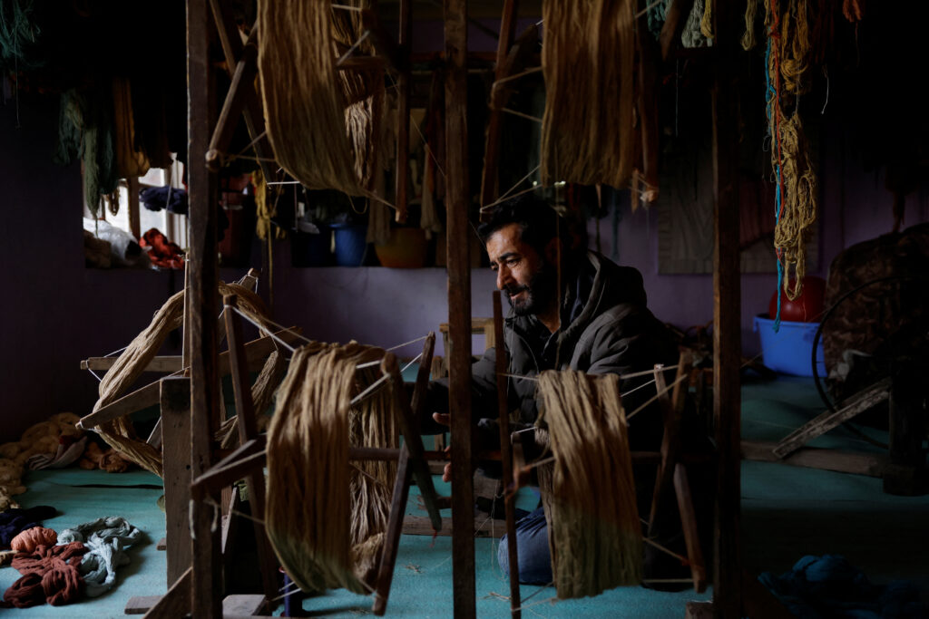 newsindia5's tweet image. Carpet weavers in India’s Kashmir region are facing a severe crisis after the U.S. doubled import tariffs to around 50%. With the U.S. accounting for nearly 60% of Indian handmade carpet exports, the hike has triggered a 16% drop in September exports year-on-year, job cuts,…