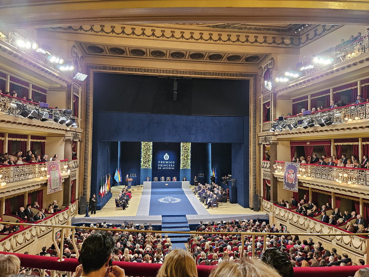 Dragui hablando de economía.  Pero el discurso de Eduardo Mendoza merece la pena oir #PremiosPrincesadeAsturias