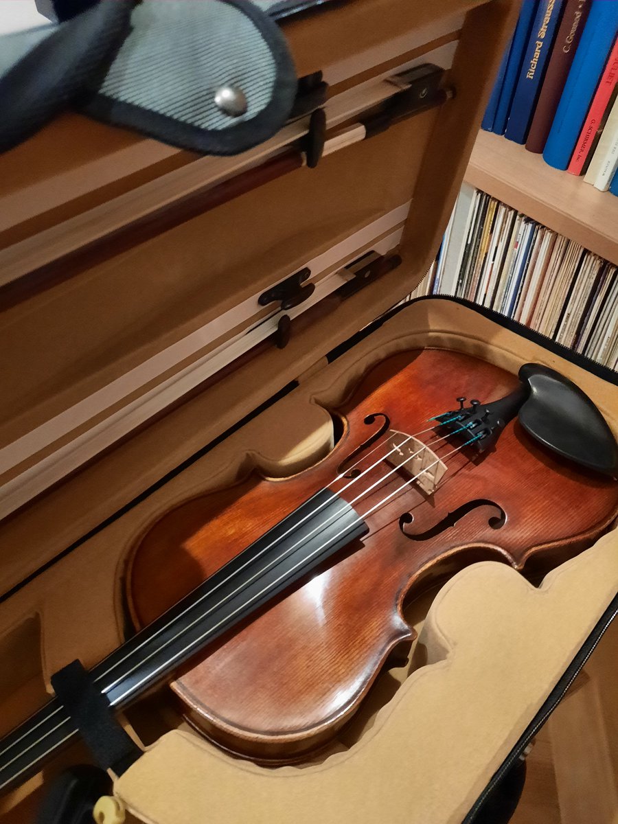 MartinSchalle17's tweet image. Diese Geige wurde über Jahrzehnte nicht gespielt, gerade ist sie zurück von der Reparatur. Steg und Stimmstock sind neu, heute abend wird sie zu neuem Leben erweckt.
Bin gespannt, wie sie klingt!
