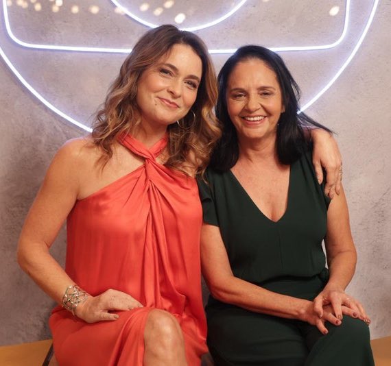 FOFA! Cláudia Abreu convidou sua funcionária, babá de seus filhos, para participar da vinheta de fim de ano da Globo.