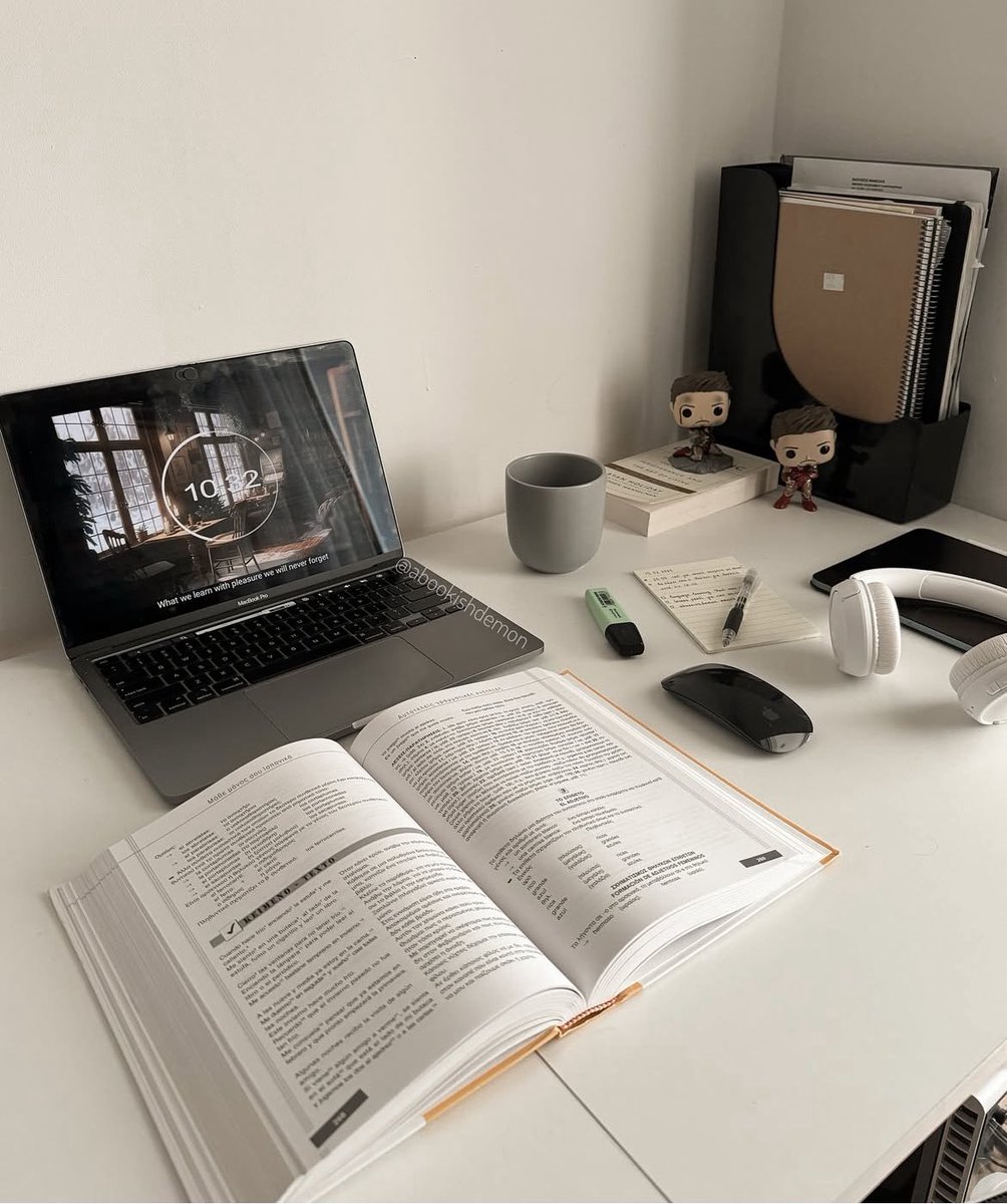 Çalışma masası dediğin maksimum böyle olur diğeri göz yorar dikkat dağıtır