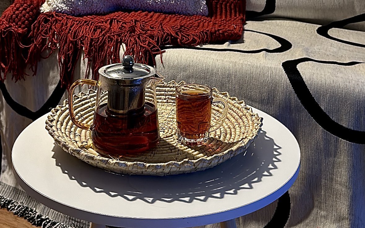 يعيش المرءُ في مسَرات الشايِ
