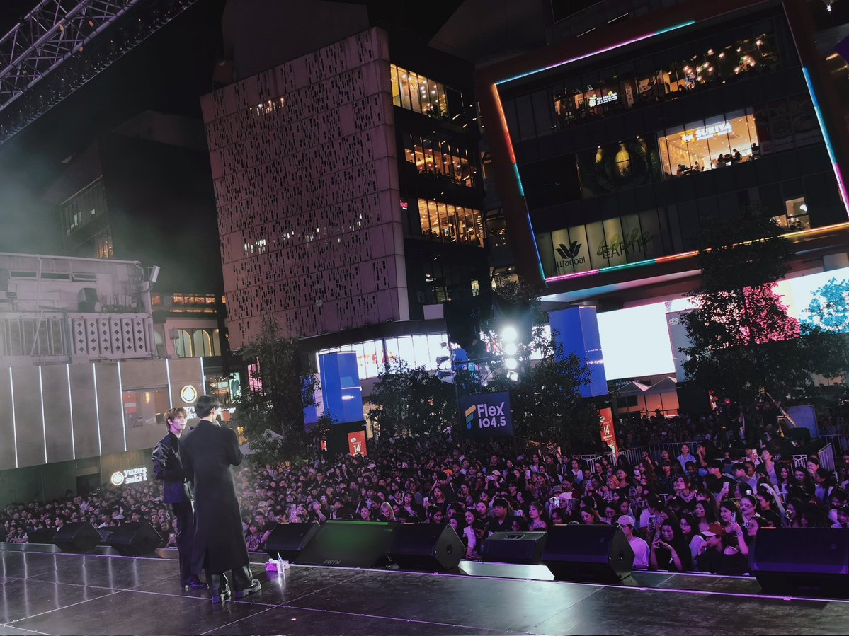 CHANGEMUSIC_'s tweet image. ขอบคุณ @Flex_Connect  ที่ให้ พูห์-พาเวล ได้มาร้องเพลงกับเพื่อนๆนะครับ สนุกมากๆเลย แล้วเจอกันใหม่คร๊าบ!!! 😊🙏
.
ขอบคุณเพื่อนๆทุกคน ที่มาทักทายและให้กำลังใจกันนะ คืนนี้มีใครโดนหลอกบ้าง กลัวมั้ยจ๊ะ อิๆ 👻
.
#SiamHalloween2025xSingSaLaTai
#SiamHalloween2025
#สิงสาลาตาย
#CHANGEMUSIC
