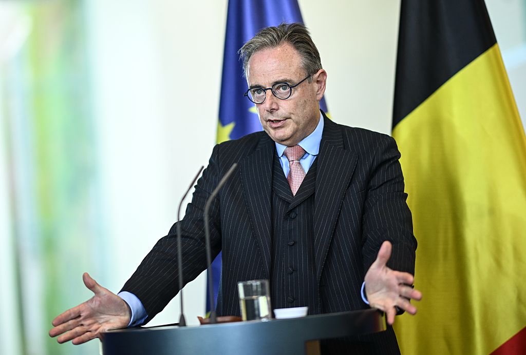 🔹Belgique 🇧🇪🔹

🚨Quand la Belgique isole l’Europe sur le dossier ukrainien !

Coup d’arrêt à Bruxelles ou la proposition de prêter 140 milliards € sur les actifs russes à l’Ukraine, a été refusé par la Belgique du Premier ministre De Wever. Explications ⬇️

🧵THREAD 1/10🧵