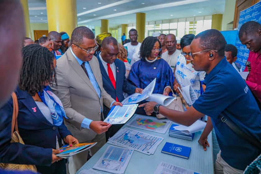 Dans le cadre des activités commémorant le 80e anniversaire des <a href="/ONU_fr/">Nations Unies (ONU)</a>, le Système des Nations unies au #Tchad a tenu, au ministère des affaires étrangères, à N'Djamena, des stands d'information qui ont mobilisé la jeunesse et les officiels venus célébrer #UN80.

Le ministre de