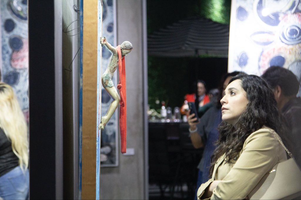 Observar y contemplar una obra, te lleva a adentrarte en un universo propio… ¡vívelo! ¡Ven y visítanos! En #SandraCuevas #sandracuevasgaleriadearte