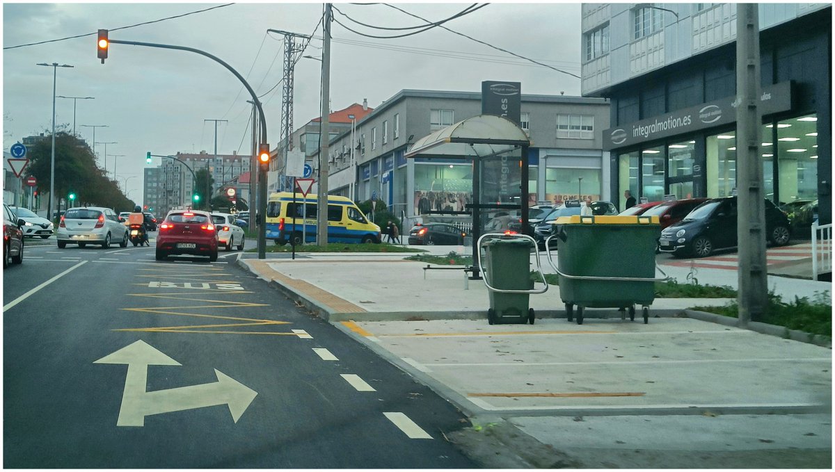 BlogBusurbano's tweet image. Ahora sí!! 😃
Se ve que ha sido más que eficaz la queja de @KarinaNeto_27 y ya han instalado poste, marquesina y ya paran como Dios manda los buses de las #Lín6 y #Lín6A a la altura de la c/ Gutemberg!

x.com/BlogBusurbano/…