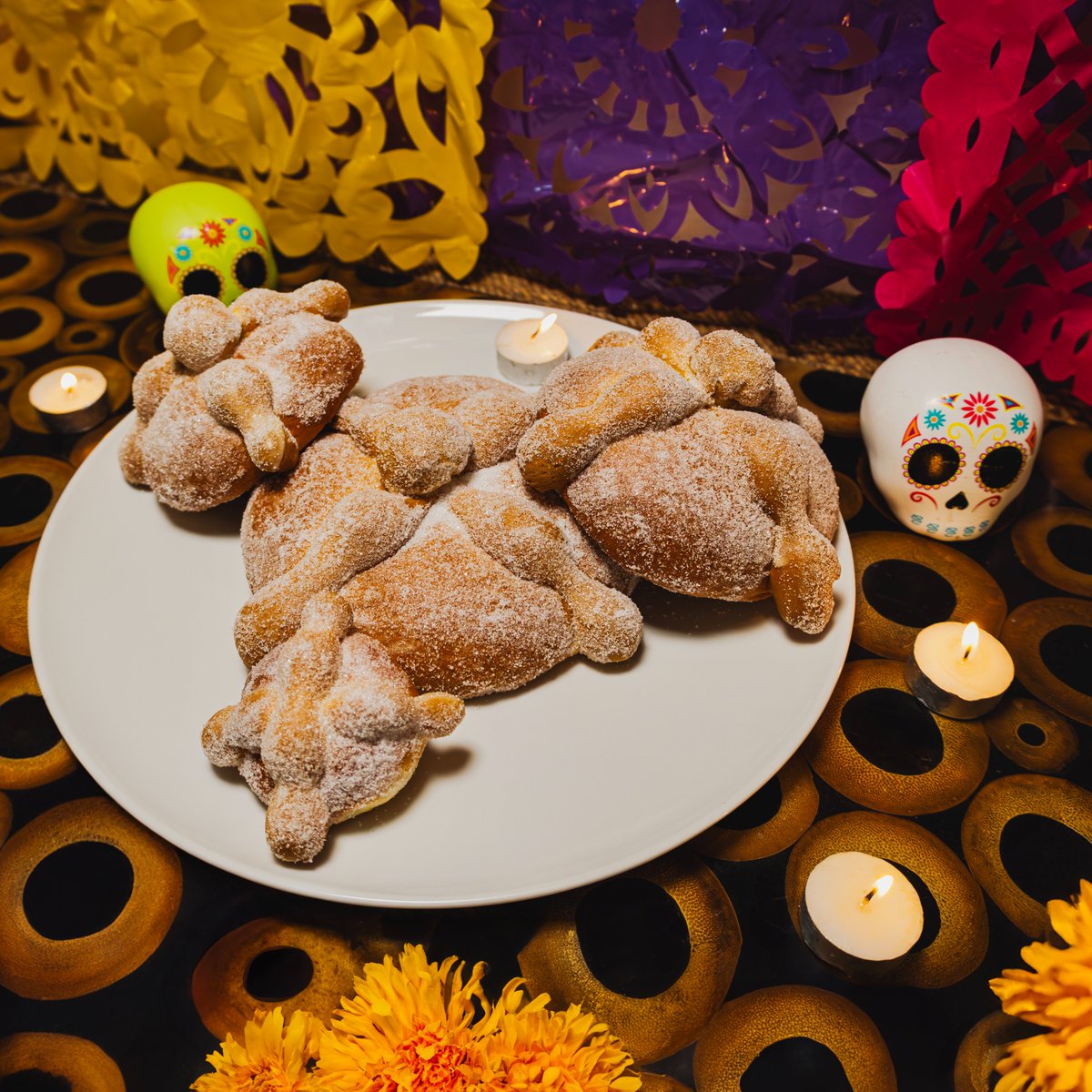 El corazón de #PuertoVallarta late con fuerza durante el #DiaDeMuertos. 💀🌼
En <a href="/VelasVallarta/">Velas Vallarta</a>, la tradición se celebra en familia: entre aromas de cempasúchil, pan de muerto y recuerdos que perduran.
.
#VelasVallarta #VelasResorts